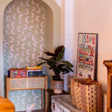 Meet me at the Wall Moon Pistache groen manen behang voor de babykamer of neutrale kinderkamer.