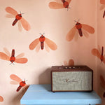 Meet me at the Wall Moth motten behang voor meisjeskamer naturel licht roze
