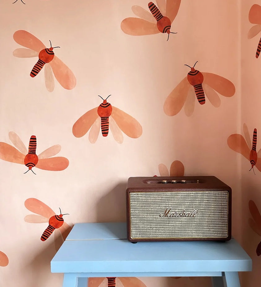 Meet me at the Wall Moth motten behang voor meisjeskamer naturel licht roze