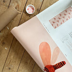 Meet me at the Wall Moth motten behang voor meisjeskamer naturel licht roze