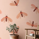 Meet me at the Wall Moth motten behang voor meisjeskamer naturel licht roze
