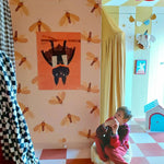 Meet me at the Wall moth motten behang voor de kinderkamer sun geel