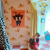 Meet me at the Wall moth motten behang voor de kinderkamer sun geel