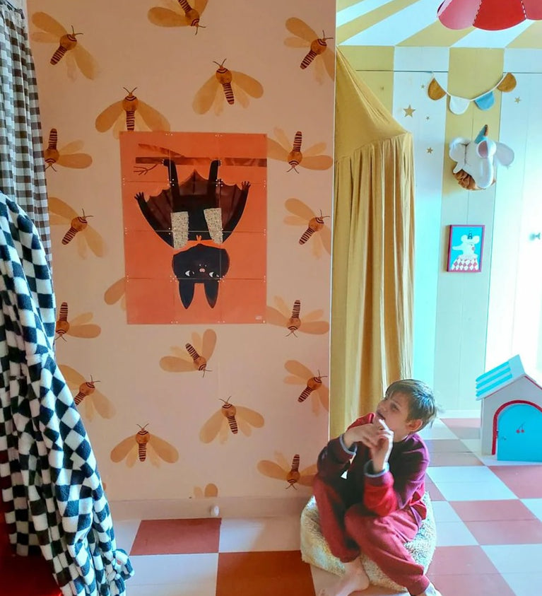 Meet me at the Wall moth motten behang voor de kinderkamer sun geel