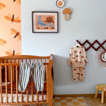 Meet me at the Wall moth motten behang voor de kinderkamer sun geel