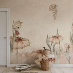 Rebel Walls x Mrs. Mighetto Bloomy Fields of Marion Roze dromerig behang voor meisjeskamer en babykamer R20299