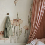 Rebel Walls x Mrs. Mighetto Bloomy Fields of Marion Off white dromerig behang voor meisjeskamer en babykamer R20401