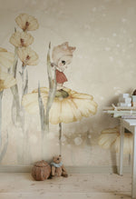 Rebel Walls x Mrs. Mighetto Bloomy Fields of Marion warm geel dromerig bloemen behang voor meisjeskamer en babykamer R20402