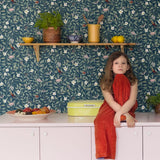 Pixie Shore Rebel Walls behang Night donkerblauw bloemenbehang voor de meisjeskamer en babykamer R18113