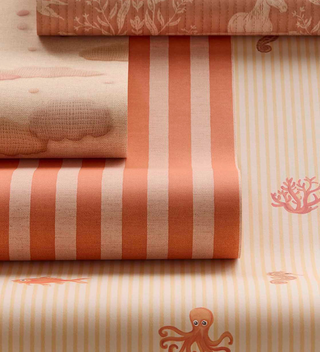 Eijffinger Tiny Treasures strepen behang met zeedieren voor de kinderkamer jongenskamer meisjeskamer warm geel oranje 363171