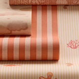 Eijffinger Tiny Treasures strepen behang met zeedieren voor de kinderkamer jongenskamer meisjeskamer warm geel oranje 363171