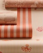 Eijffinger Tiny Treasures strepen behang met zeedieren voor de kinderkamer jongenskamer meisjeskamer warm geel oranje 363171