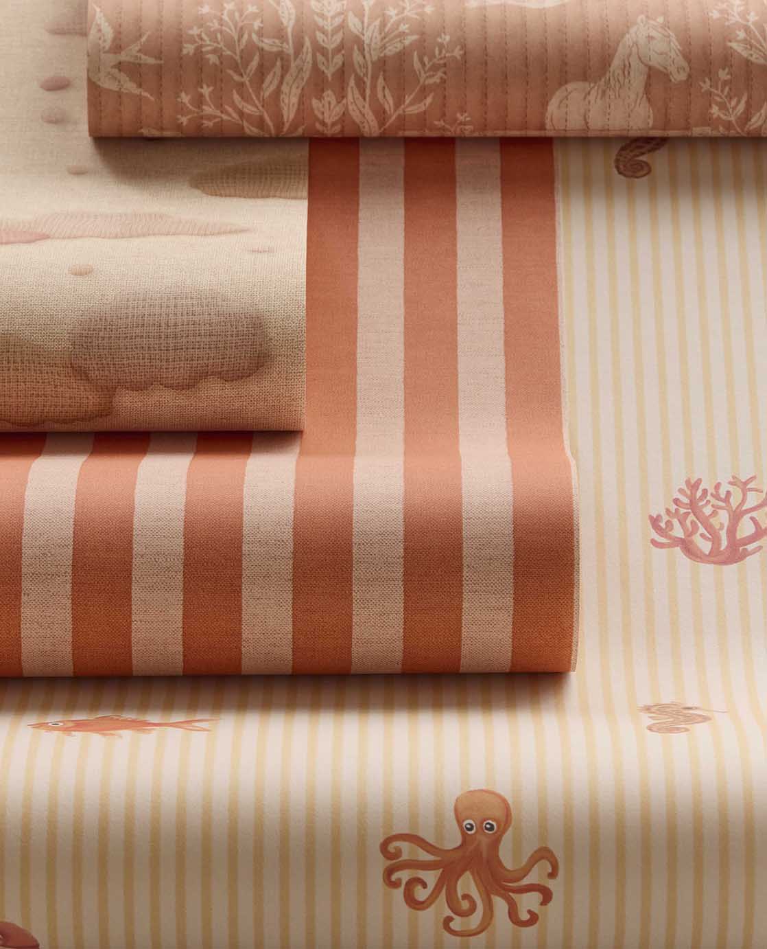 Eijffinger Tiny Treasures strepen behang met zeedieren voor de kinderkamer jongenskamer meisjeskamer warm geel oranje 363171