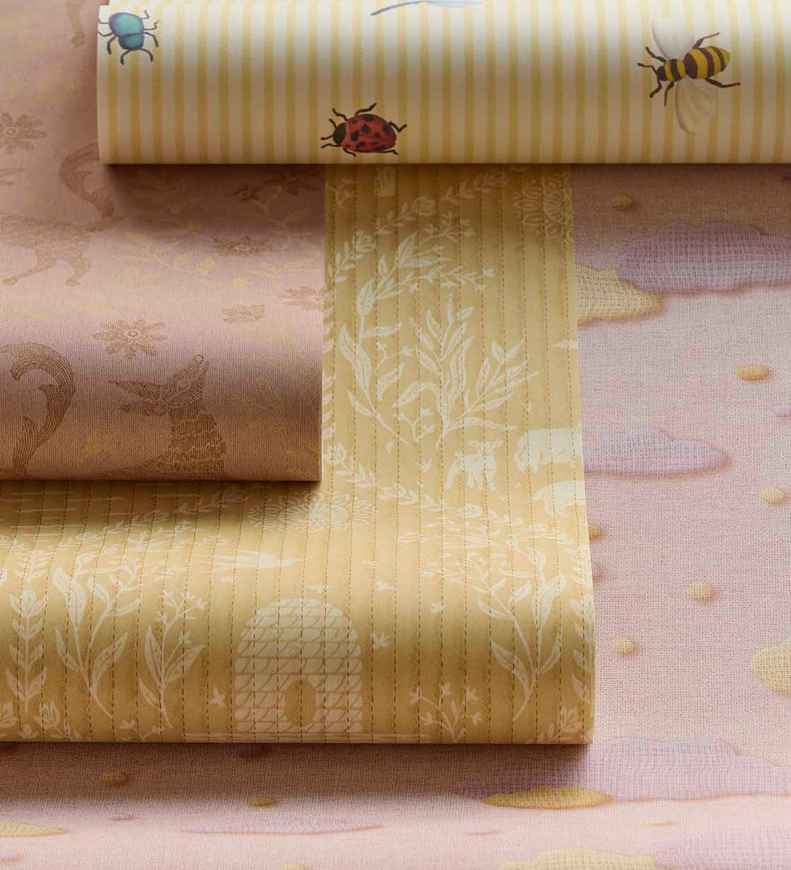 Eijffinger Tiny Treasures strepen behang met insecten voor de kinderkamer meisjeskamer geel 363180