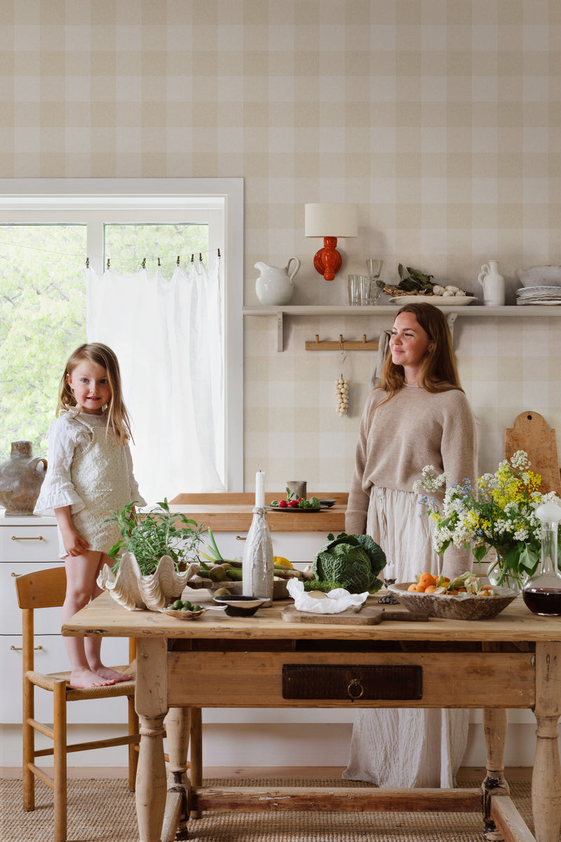 Geruit geblokt behang voor de kinderkamer babykamer meisjeskamer Lykke Sandberg textiellook sandstone beige zachtgeel S10214