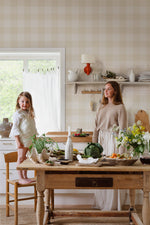 Geruit geblokt behang voor de kinderkamer babykamer meisjeskamer Lykke Sandberg textiellook sandstone beige zachtgeel S10214