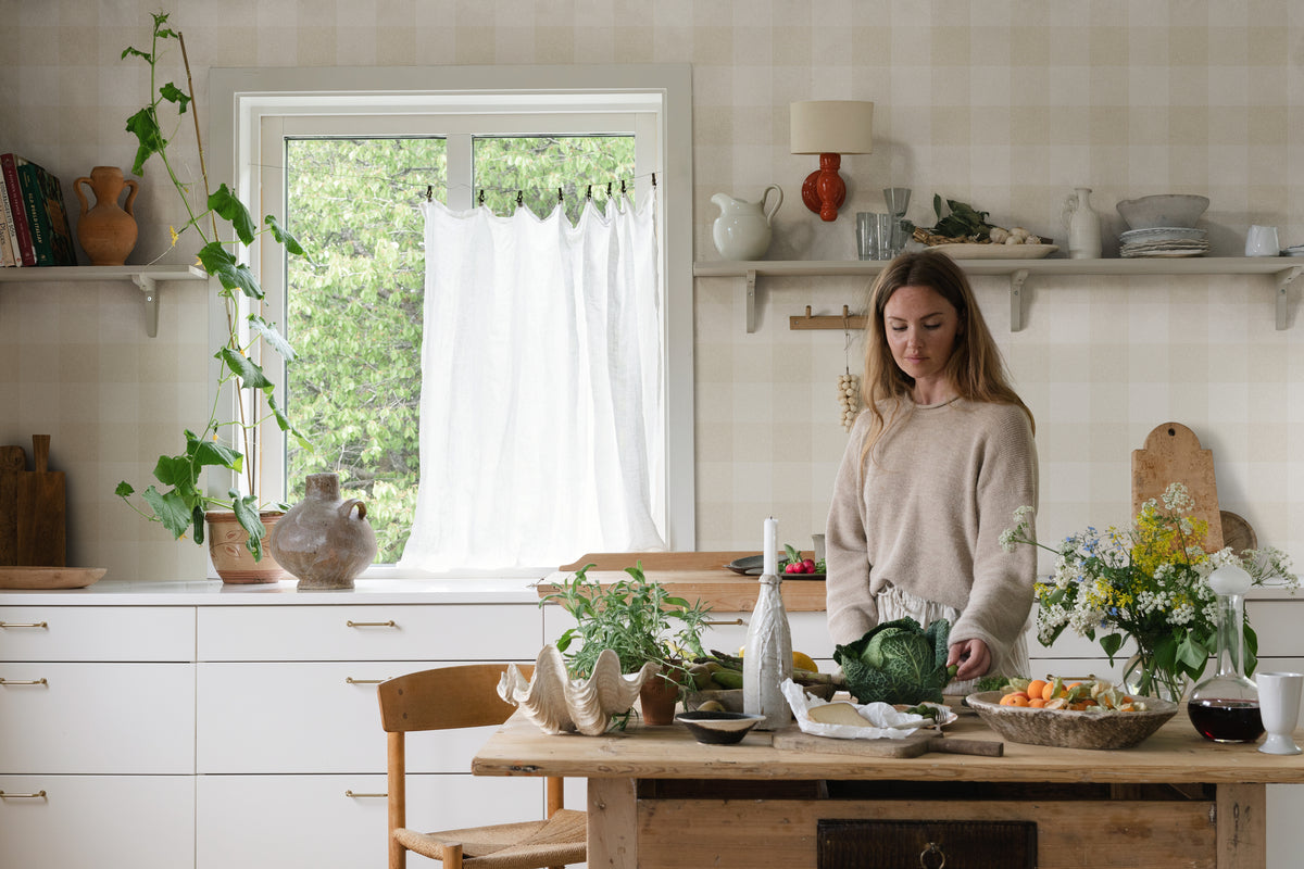 Geruit geblokt behang voor de kinderkamer babykamer meisjeskamer Lykke Sandberg textiellook sandstone beige zachtgeel S10214