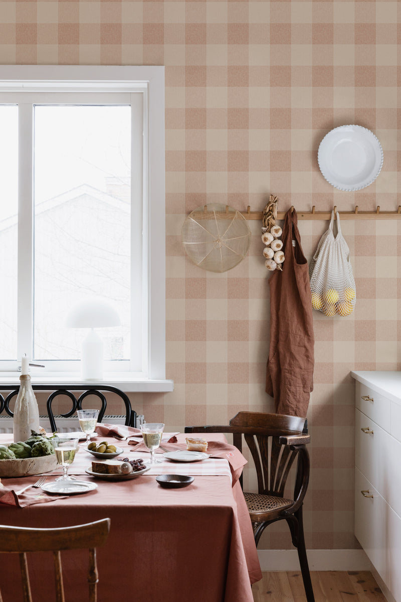 Geruit geblokt behang voor de kinderkamer babykamer meisjeskamer Lykke Sandberg textiellook terracotta roze S10230