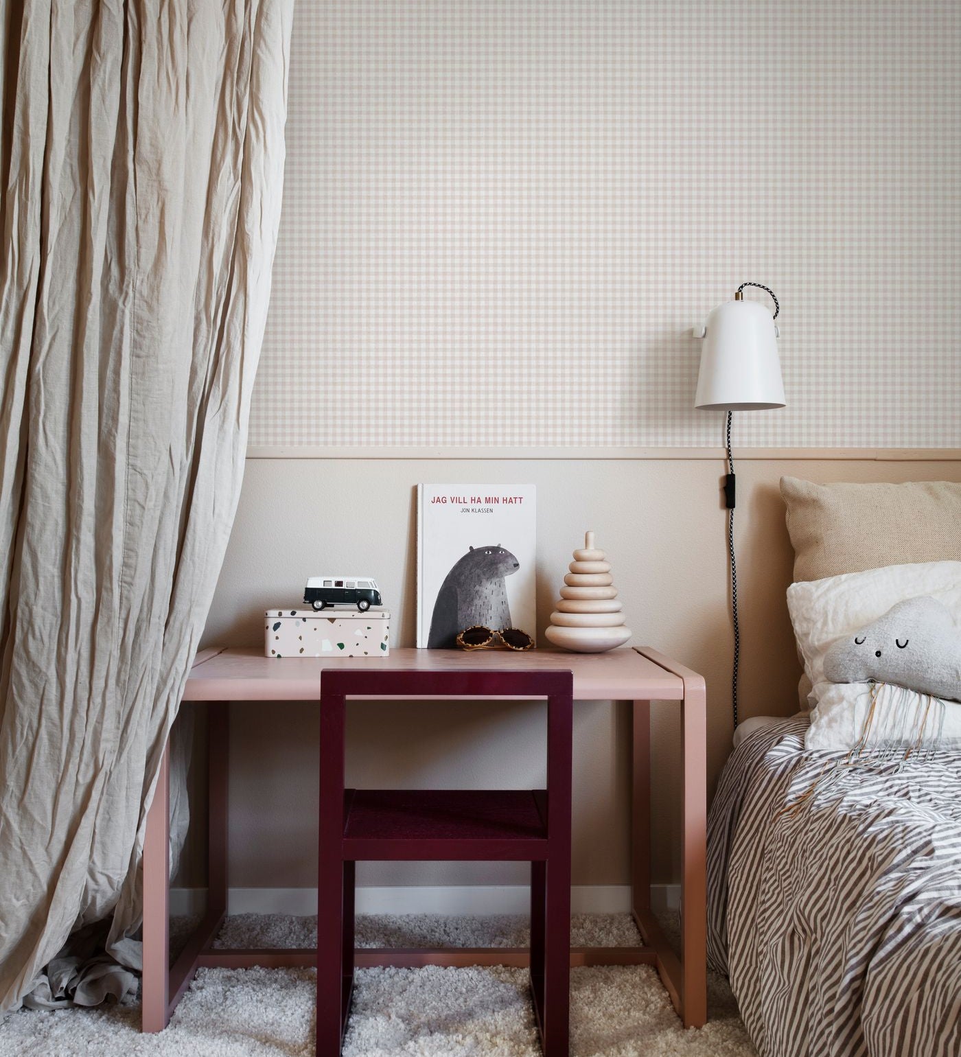 Ruitjes behang voor babykamer meisjeskamer tienerkamer klein gingham ruit blush roze Ruta Sandberg S10317