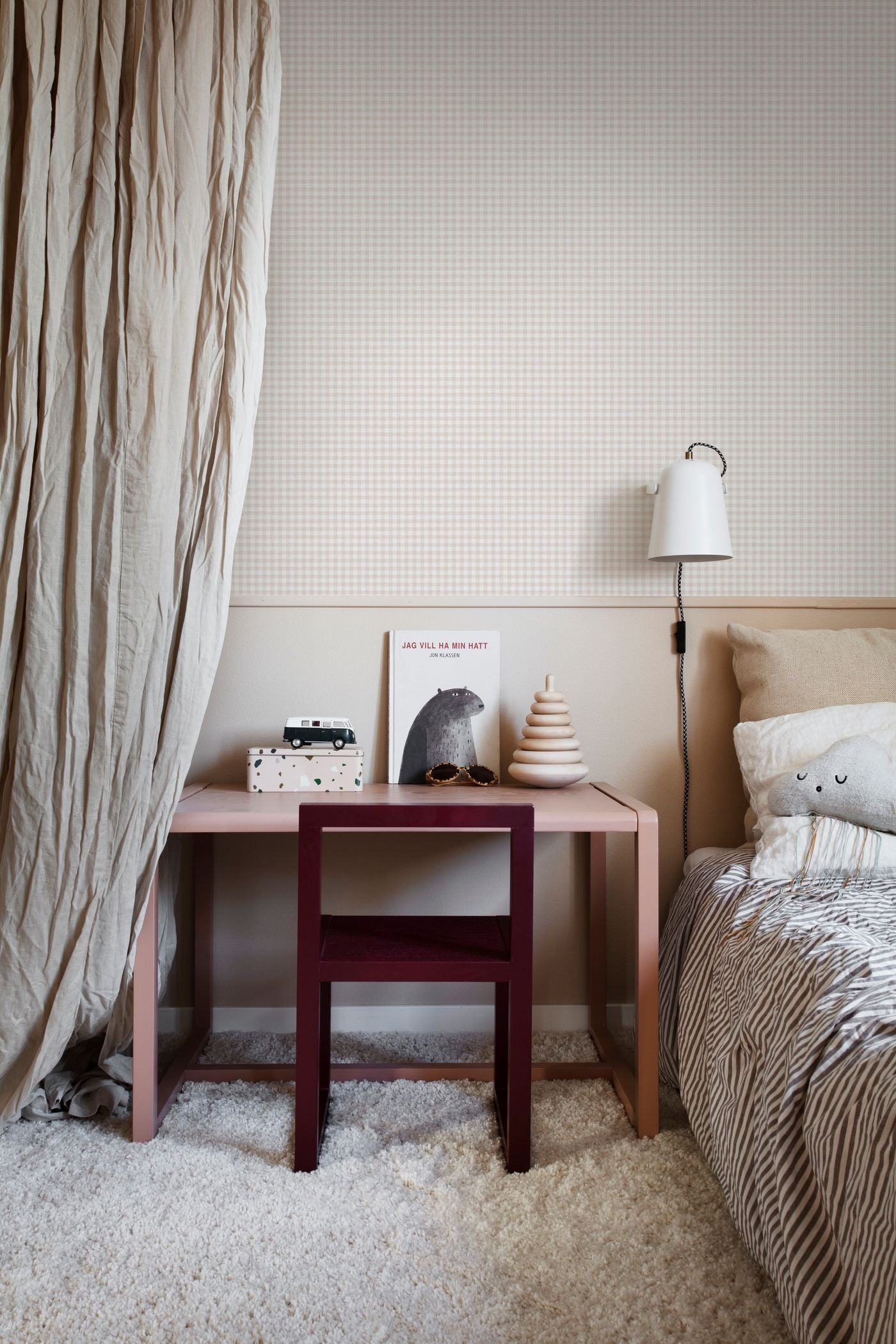 Ruitjes behang voor babykamer meisjeskamer tienerkamer klein gingham ruit blush roze Ruta Sandberg S10317
