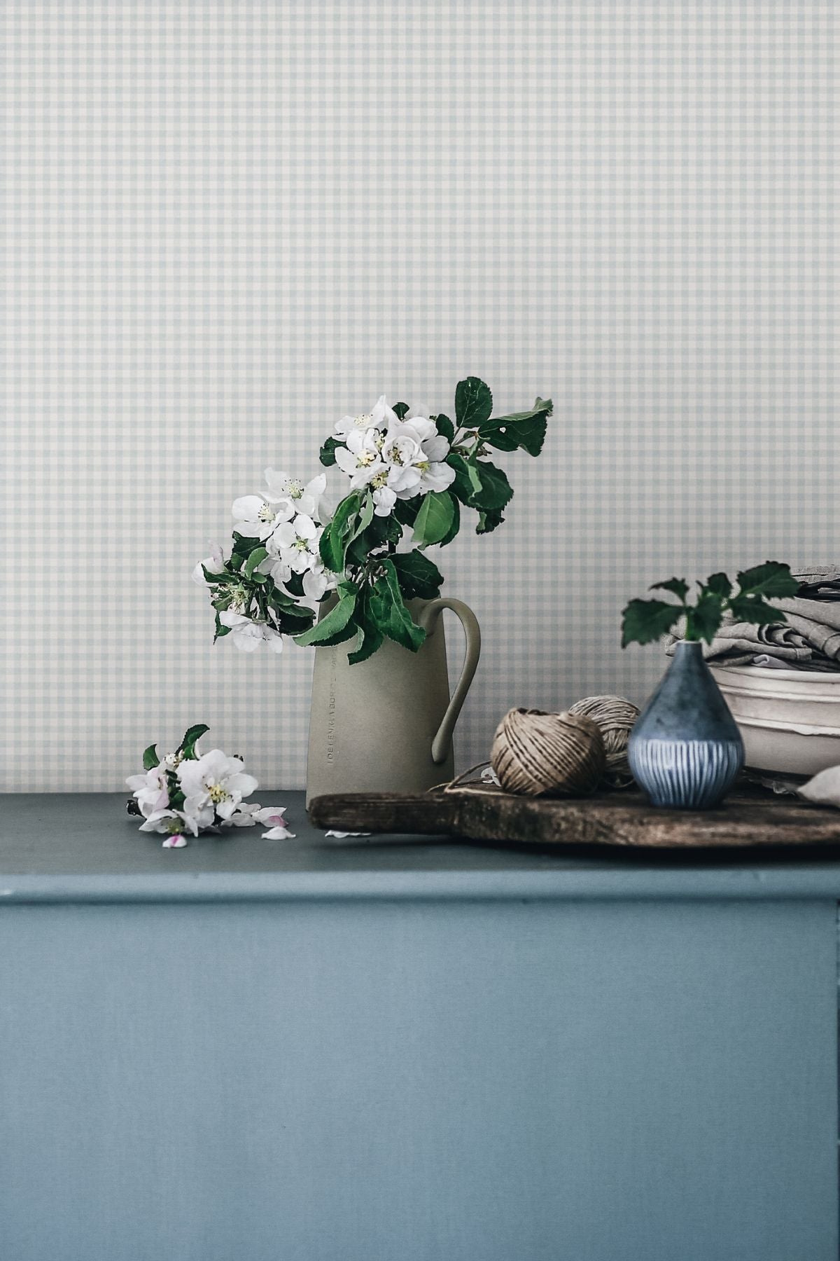 Ruitjes behang voor babykamer meisjeskamer jongenskamer tienerkamer klein gingham ruit misty blue lichtblauw Ruta Sandberg S10319