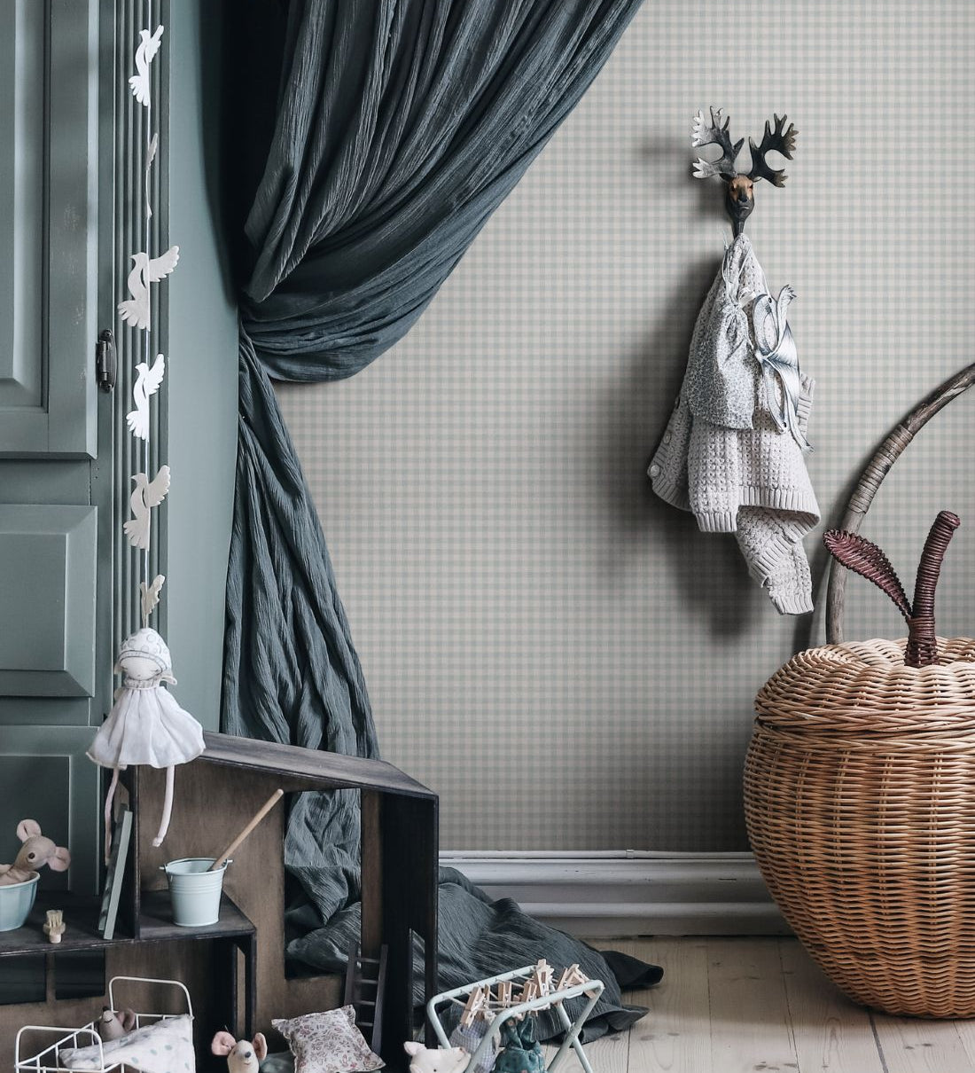 Ruitjes behang voor babykamer meisjeskamer jongenskamer tienerkamer klein gingham ruit misty blue lichtblauw Ruta Sandberg S10319