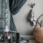 Ruitjes behang voor babykamer meisjeskamer jongenskamer tienerkamer klein gingham ruit misty blue lichtblauw Ruta Sandberg S10319