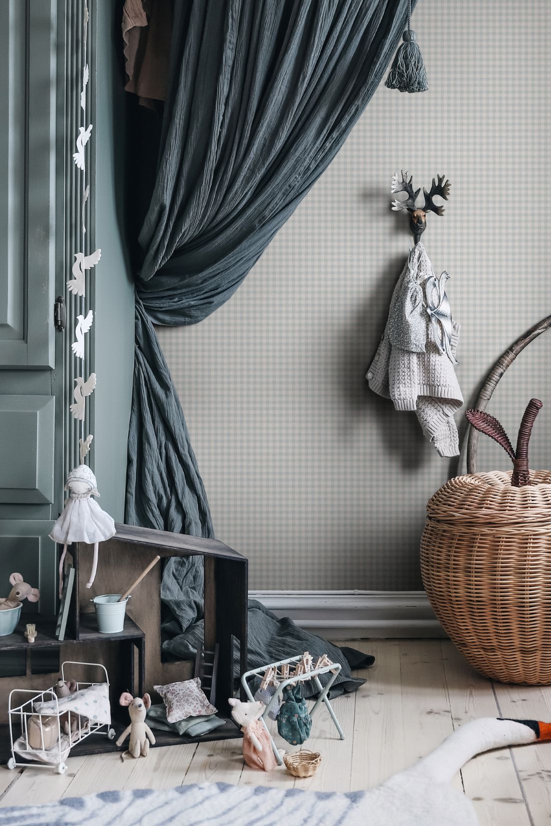 Ruitjes behang voor babykamer meisjeskamer jongenskamer tienerkamer klein gingham ruit misty blue lichtblauw Ruta Sandberg S10319