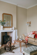 Erik Sandberg golvende strepen behang voor de neutrale kinderkamer babykamer geel S10472