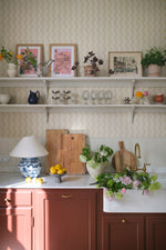 Erik Sandberg golvende strepen behang voor de neutrale kinderkamer babykamer geel S10472