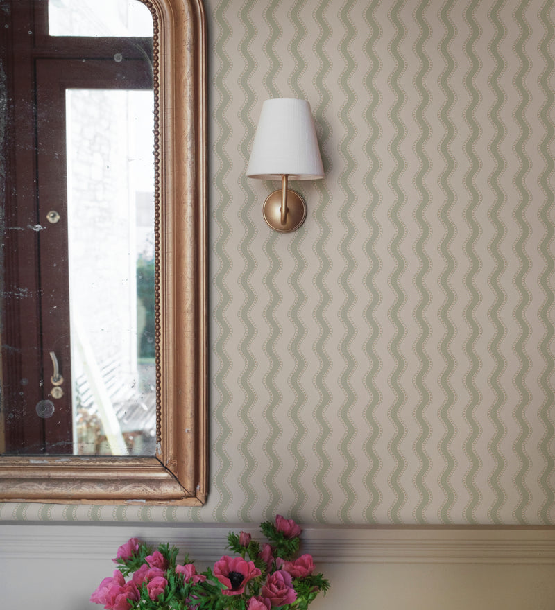 Erik Sandberg golvende strepen behang voor de neutrale kinderkamer babykamer lichtgroen S10473