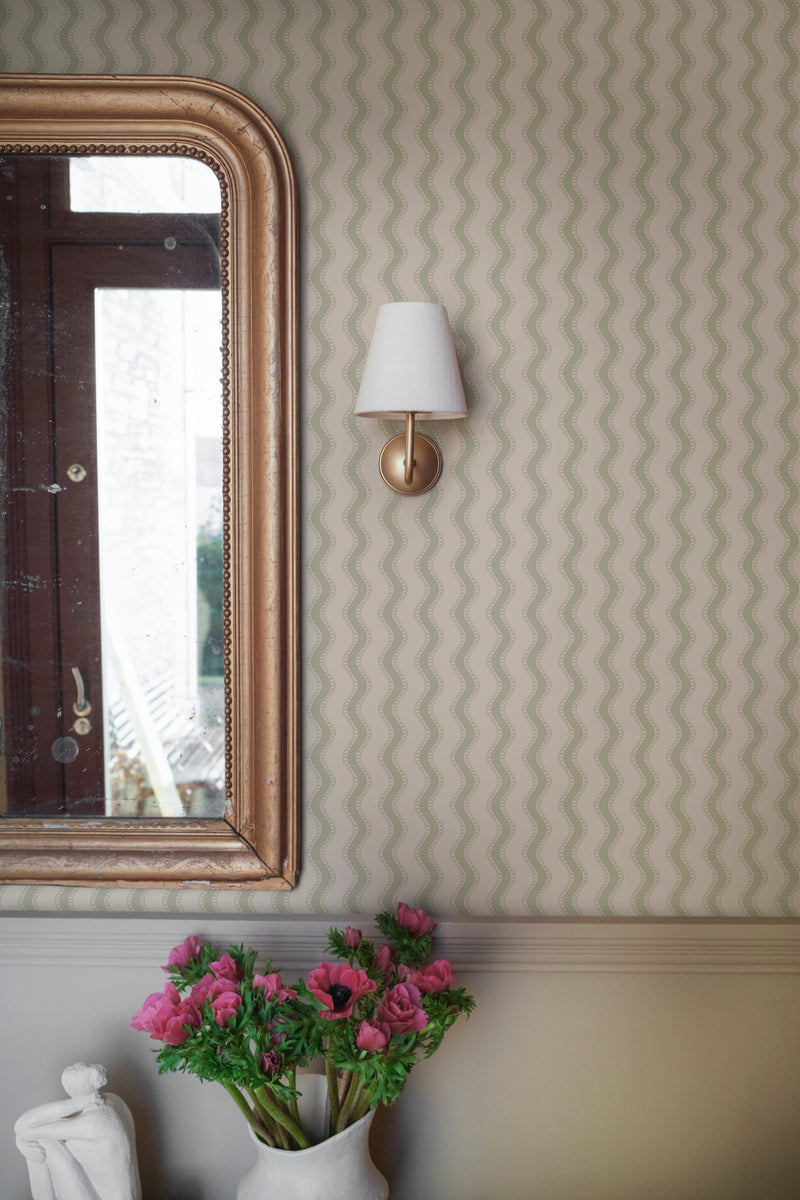 Erik Sandberg golvende strepen behang voor de neutrale kinderkamer babykamer lichtgroen S10473