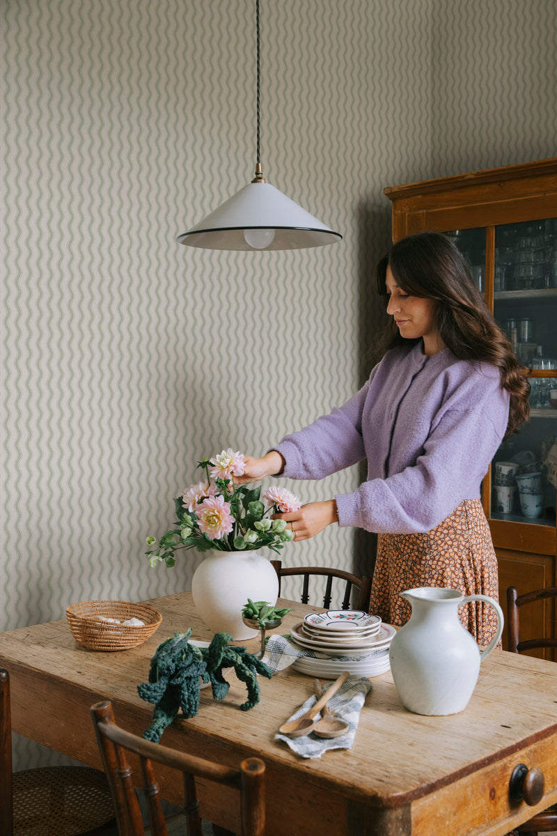 Erik Sandberg golvende strepen behang voor de neutrale kinderkamer babykamer lichtgroen S10473