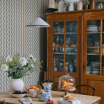 Erik Sandberg golvende strepen behang voor de neutrale kinderkamer babykamer blauw S10474