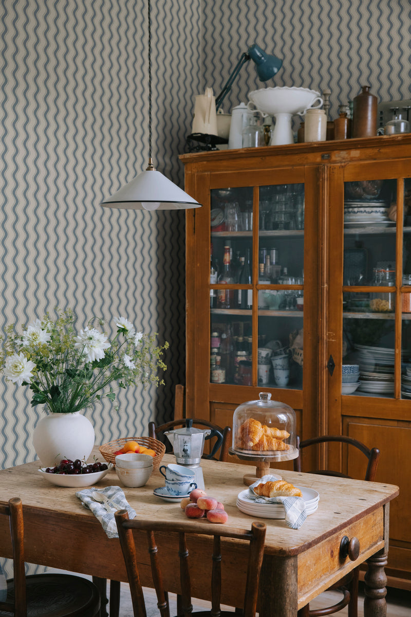 Erik Sandberg golvende strepen behang voor de neutrale kinderkamer babykamer blauw S10474