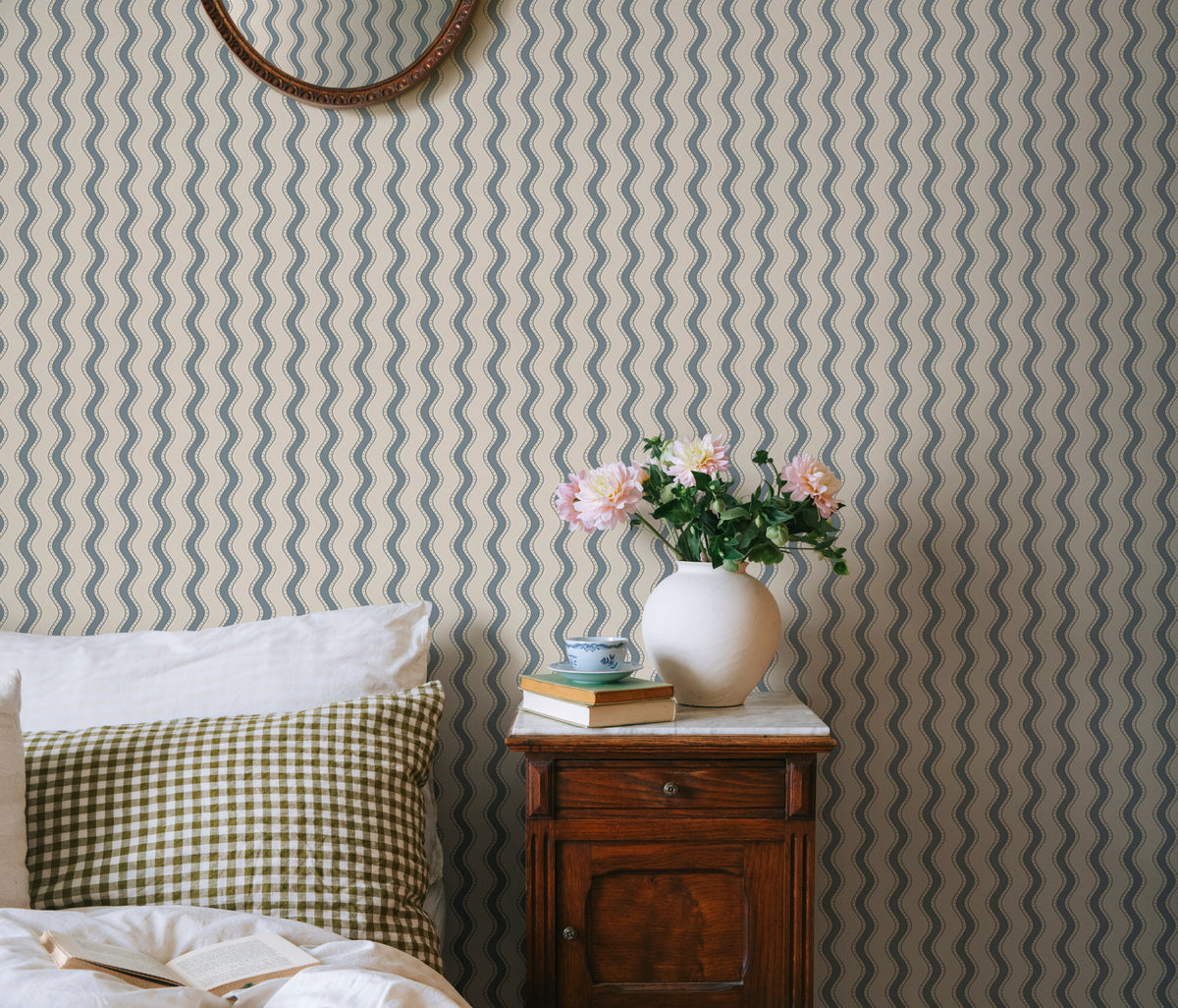 Erik Sandberg golvende strepen behang voor de neutrale kinderkamer babykamer blauw S10474