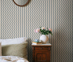 Erik Sandberg golvende strepen behang voor de neutrale kinderkamer babykamer blauw S10474