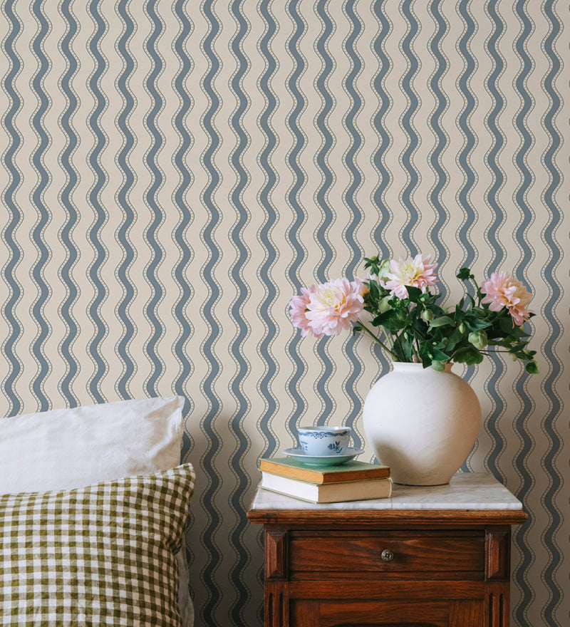 Erik Sandberg golvende strepen behang voor de neutrale kinderkamer babykamer blauw S10474