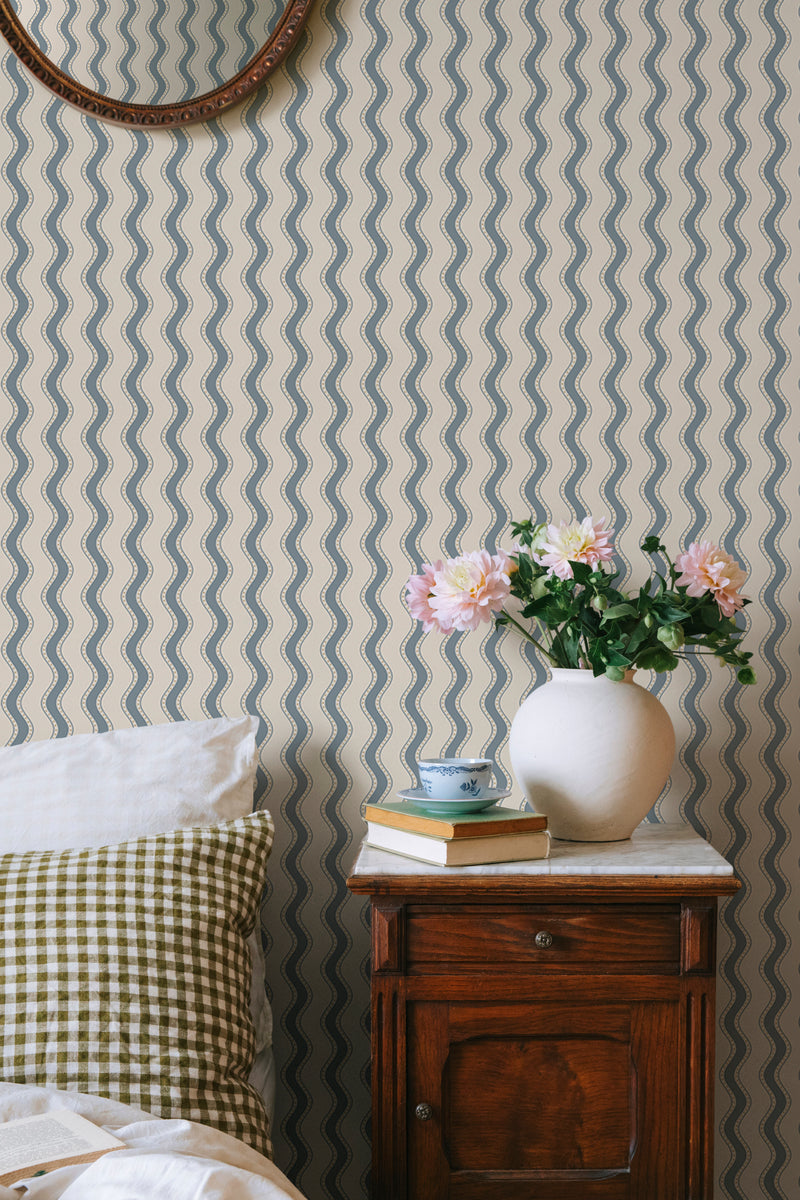 Erik Sandberg golvende strepen behang voor de neutrale kinderkamer babykamer blauw S10474