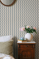 Erik Sandberg golvende strepen behang voor de neutrale kinderkamer babykamer blauw S10474