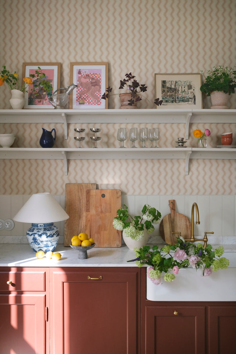 Erik Sandberg golvende strepen behang voor de neutrale kinderkamer babykamer roze S10555