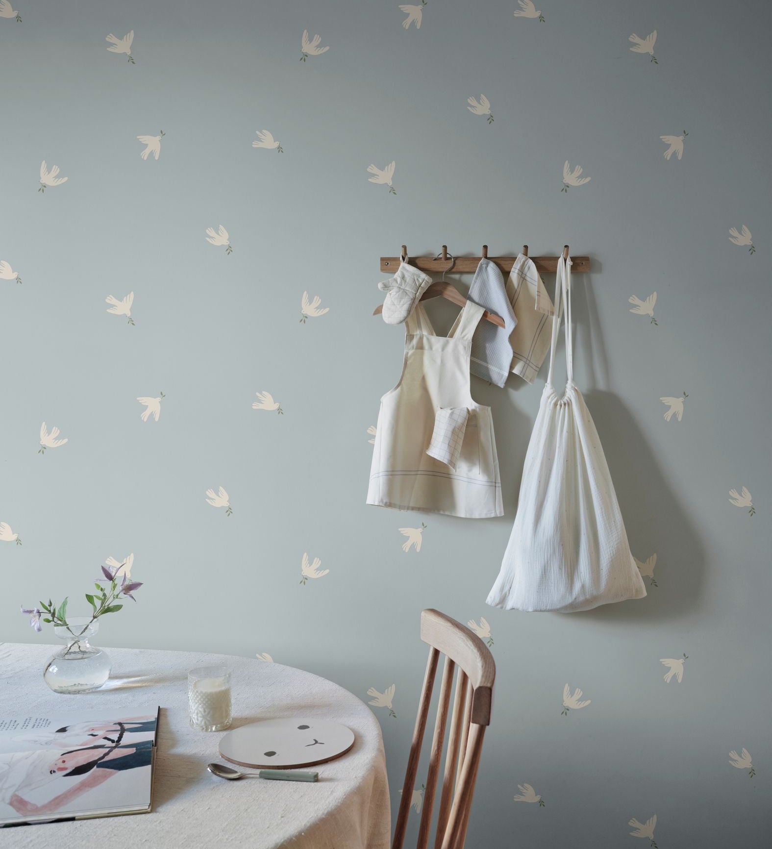 Frida Sandberg vogels behang met vredesduiven voor neutrale kinderkamer babykamer en meisjeskamer S10624 light blue lichtblauw