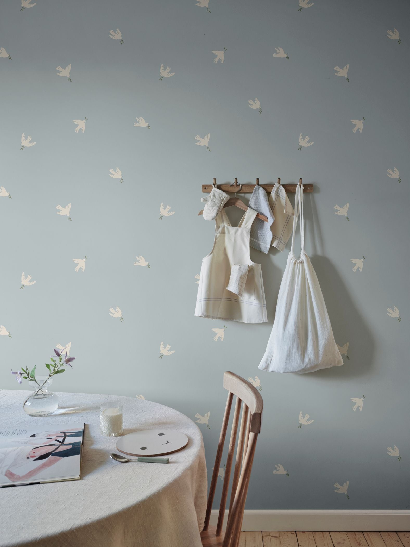 Frida Sandberg vogels behang met vredesduiven voor neutrale kinderkamer babykamer en meisjeskamer S10624 light blue lichtblauw