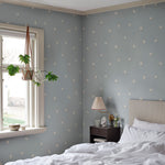Frida Sandberg vogels behang met vredesduiven voor neutrale kinderkamer babykamer en meisjeskamer S10624 light blue lichtblauw