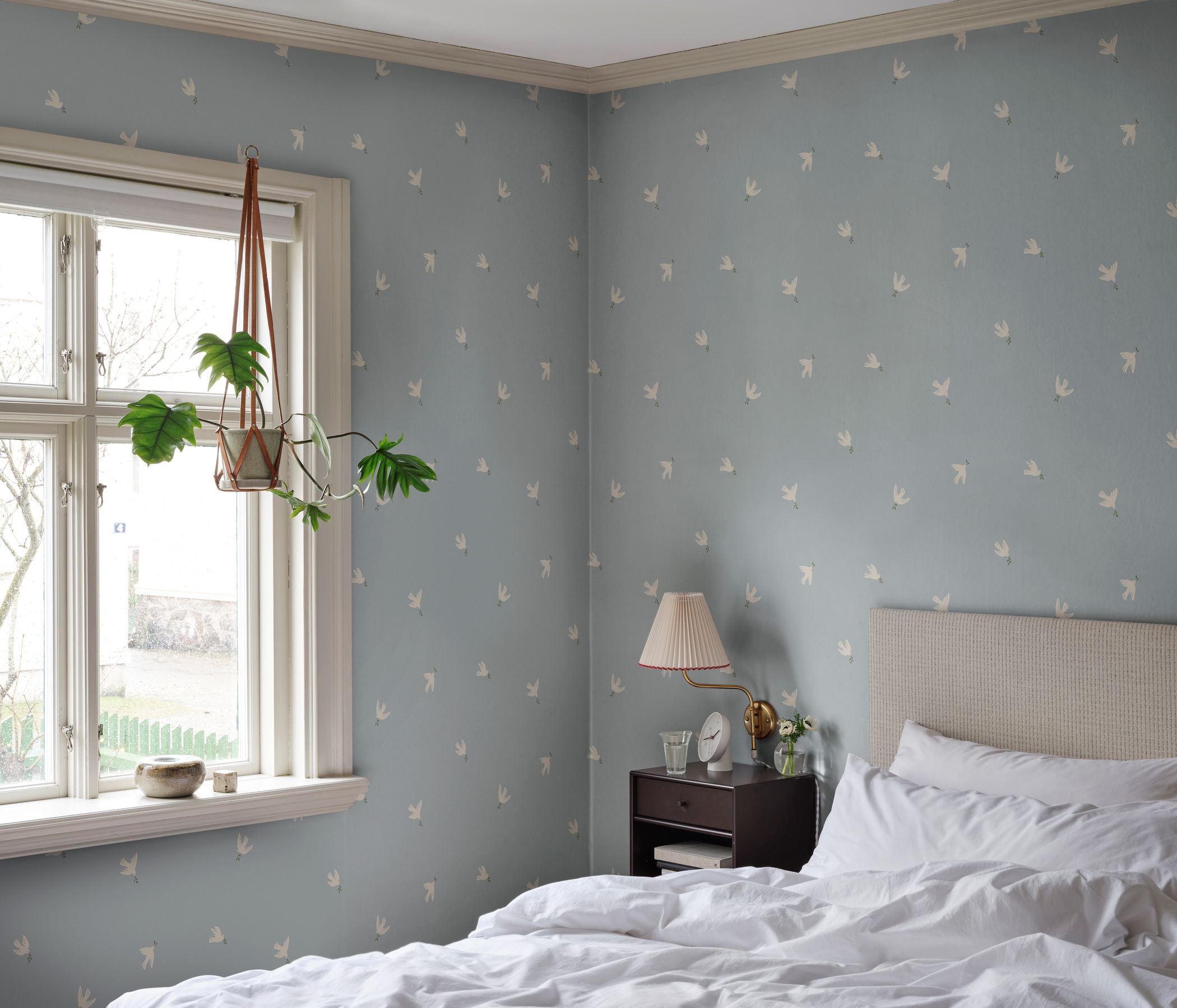Frida Sandberg vogels behang met vredesduiven voor neutrale kinderkamer babykamer en meisjeskamer S10624 light blue lichtblauw