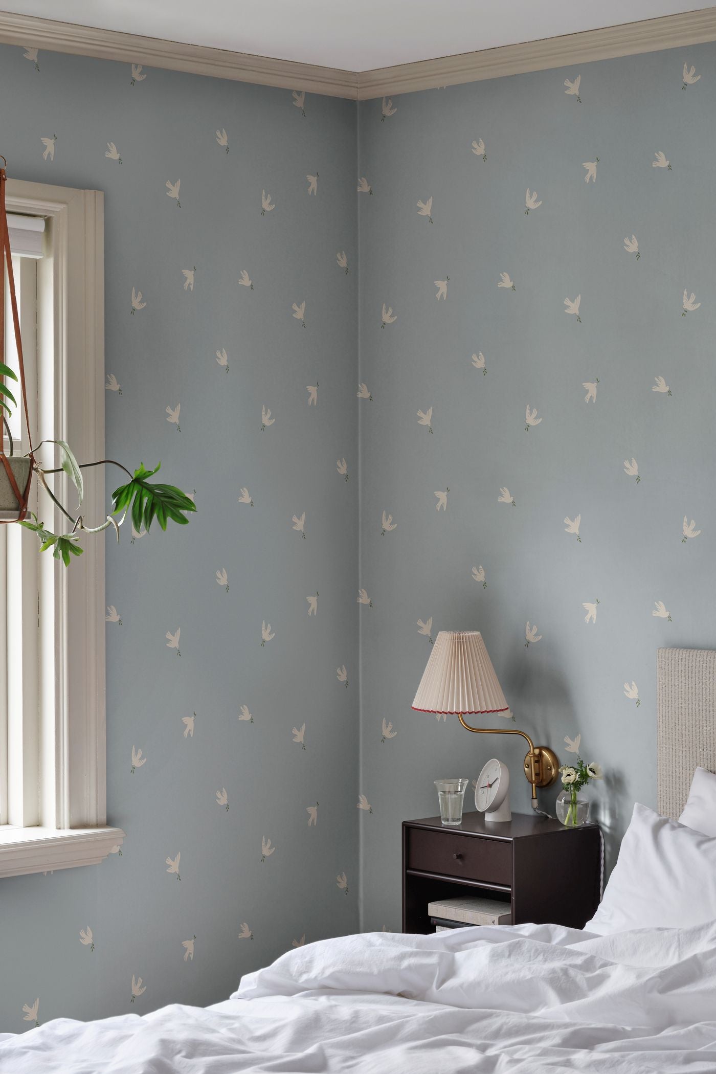 Frida Sandberg vogels behang met vredesduiven voor neutrale kinderkamer babykamer en meisjeskamer S10624 light blue lichtblauw