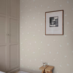 Frida Sandberg vogels behang met vredesduiven voor neutrale kinderkamer babykamer en meisjeskamer S10625 Sandstone beige