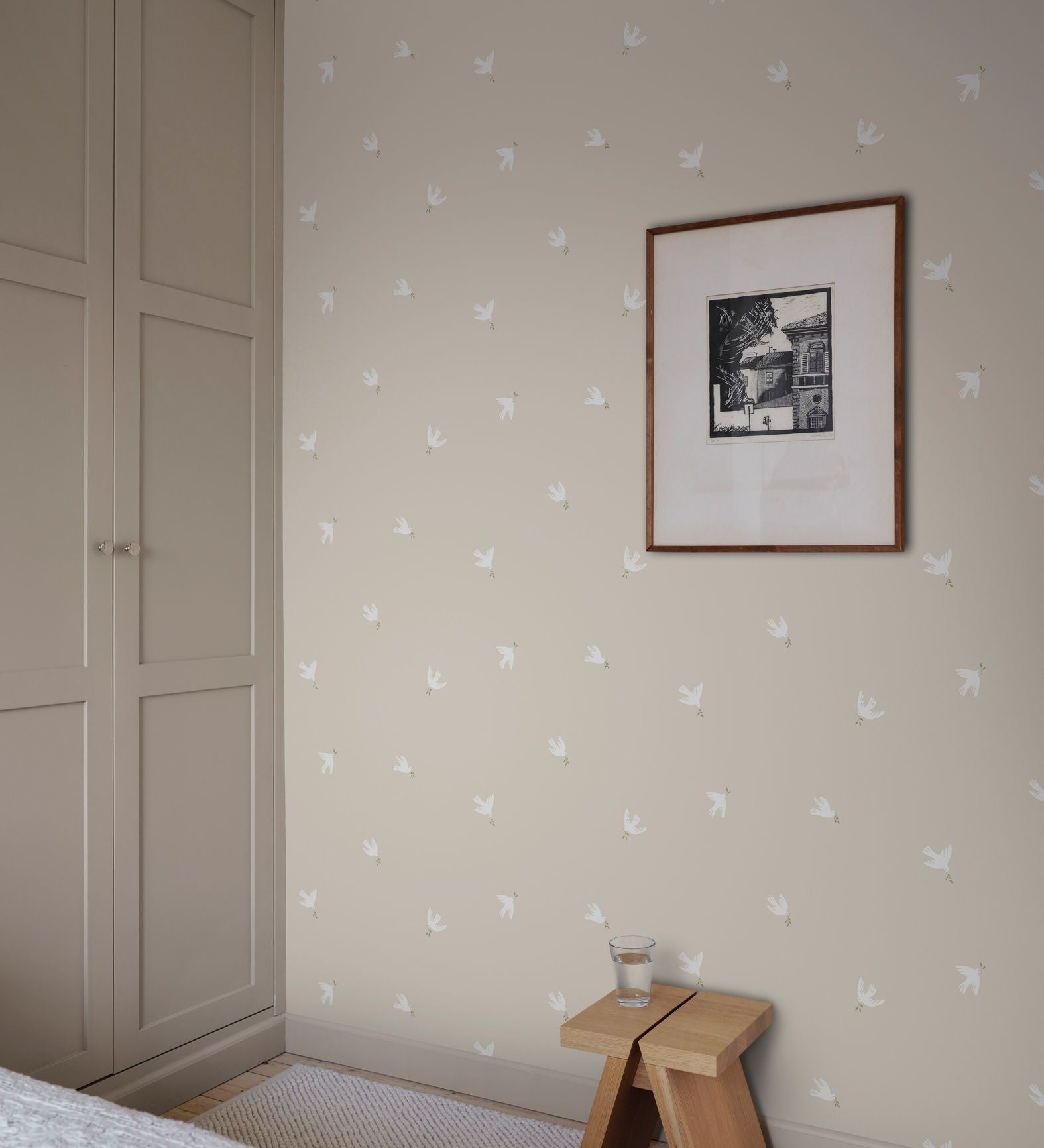 Frida Sandberg vogels behang met vredesduiven voor neutrale kinderkamer babykamer en meisjeskamer S10625 Sandstone beige