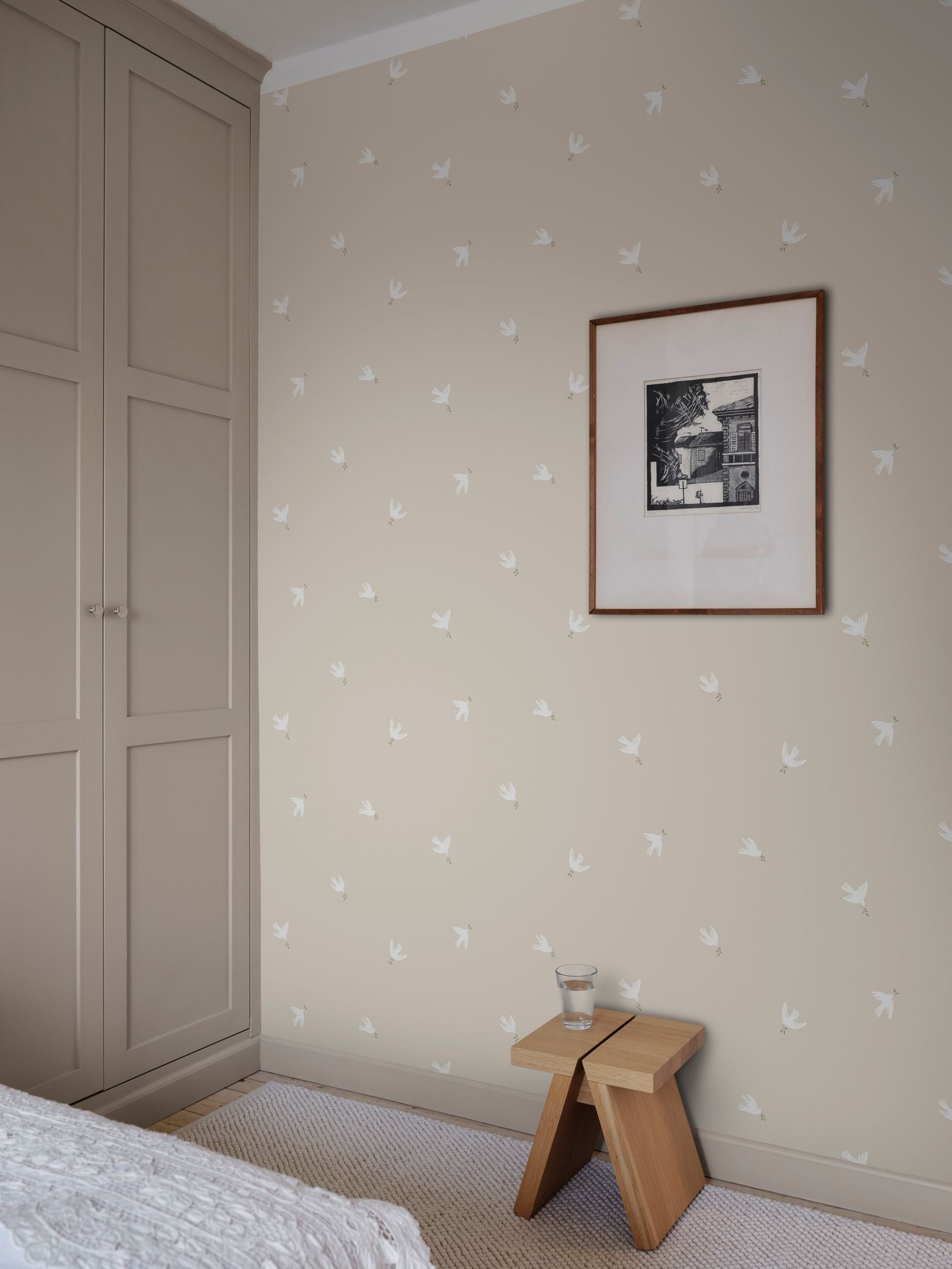 Frida Sandberg vogels behang met vredesduiven voor neutrale kinderkamer babykamer en meisjeskamer S10625 Sandstone beige