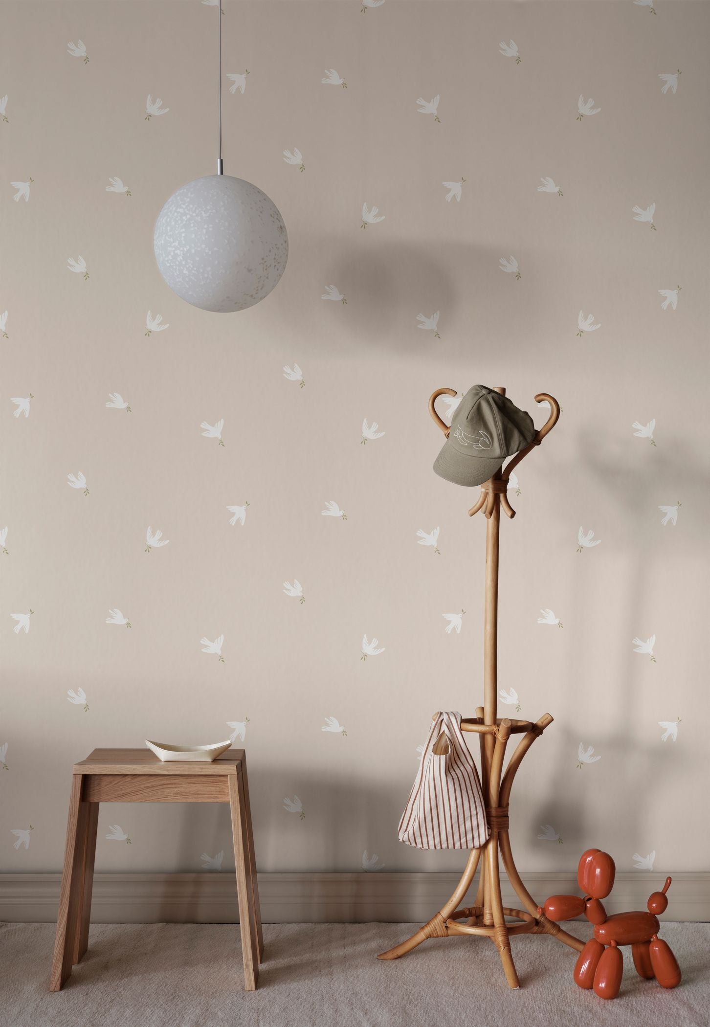 Frida Sandberg vogels behang met vredesduiven voor neutrale kinderkamer babykamer en meisjeskamer S10625 Sandstone beige